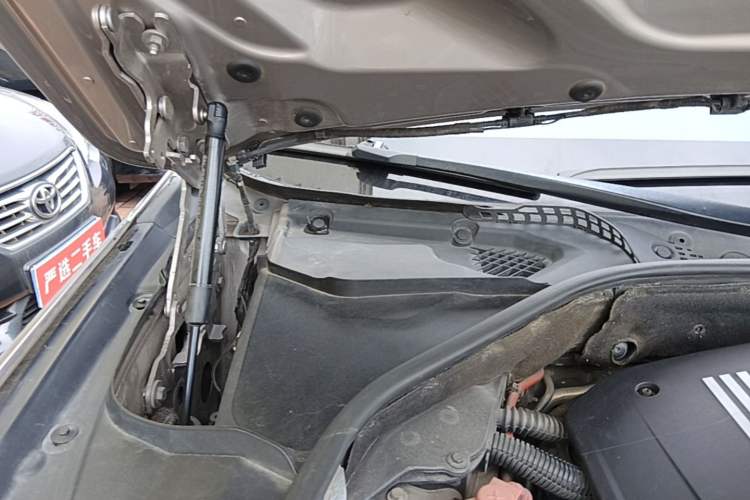 Used BMW 5 Series 2013 530Li Luxury Model Engine Bay Right