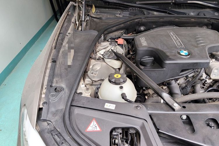 Used BMW 5 Series 2013 525Li Luxury Model Engine Bay Right