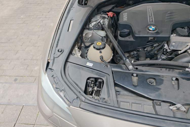 Used BMW 5 Series 2013 520Li Elegant Edition Engine Bay Right