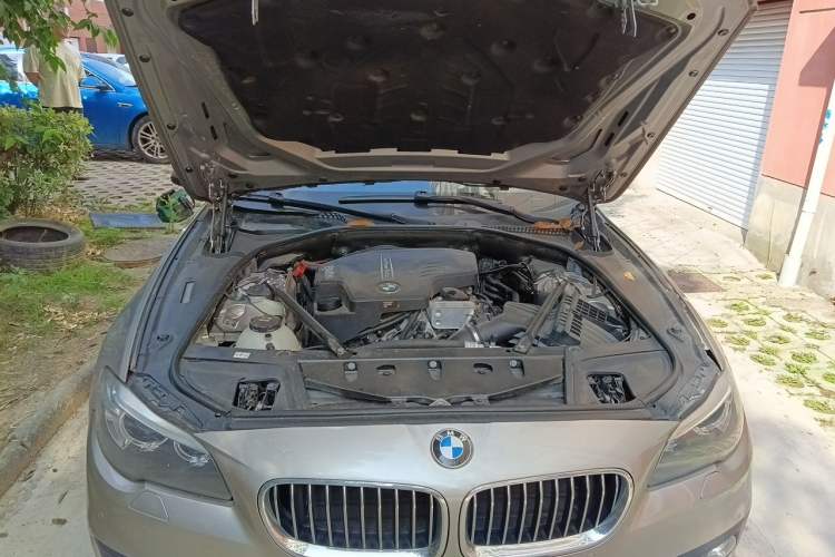 Used BMW 5 Series 2013 525Li Leading Model Engine Bay
