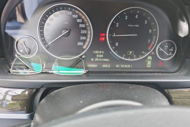 Used BMW 5 Series 2013 530Li Leading Model Odometer Close Up