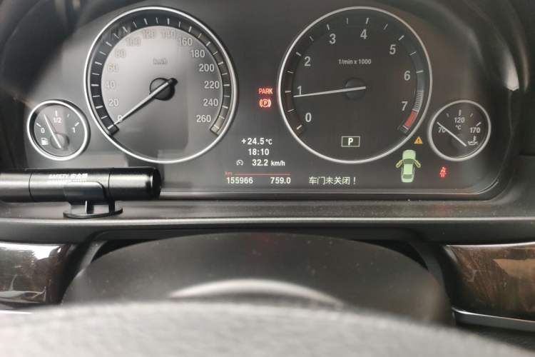 Used BMW 5 Series 2013 525Li Luxury Model Odometer Close Up