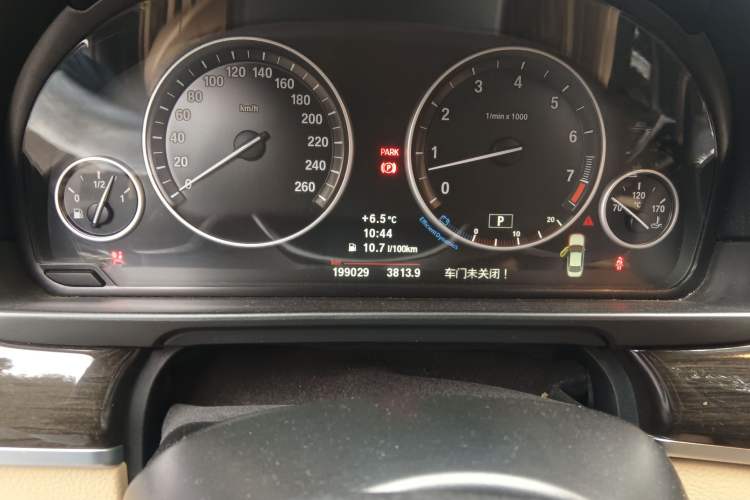 Used BMW 5 Series 2013 530Li Leading Model Odometer Close Up
