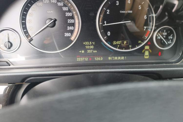 Used BMW 5 Series 2013 525Li Leading Model Odometer Close Up