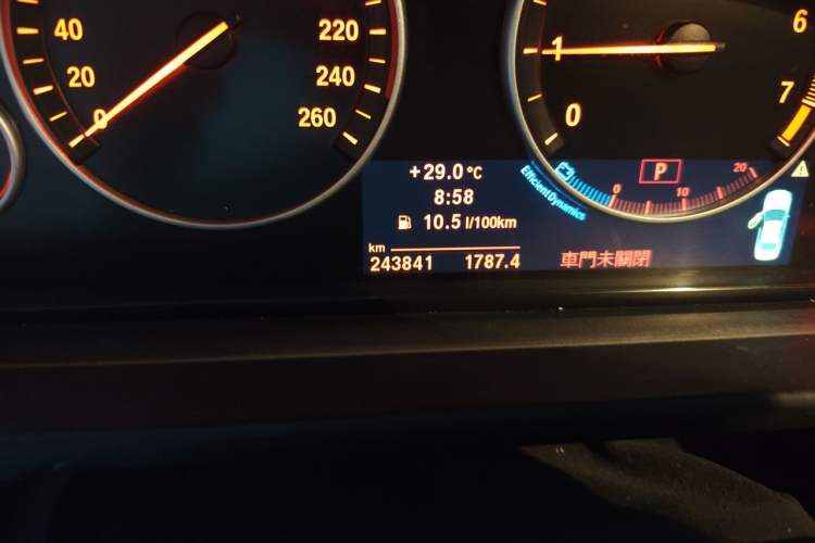 Used BMW 5 Series 2013 525Li Luxury Model Odometer Close Up