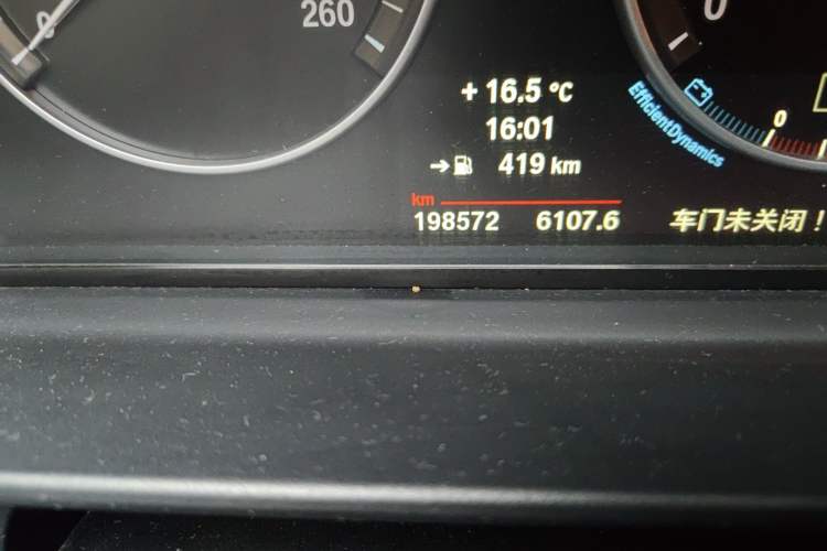 Used BMW 5 Series 2013 525Li Leading Model Odometer Close Up