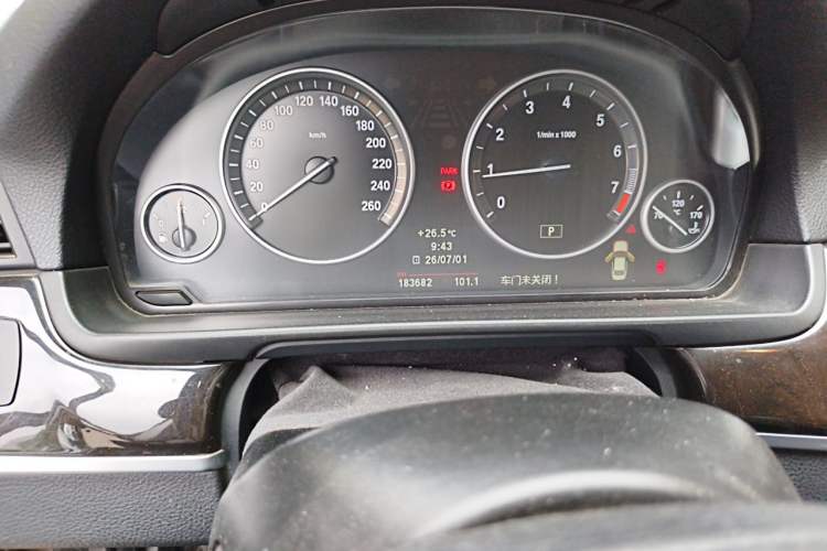 Used BMW 5 Series 2013 525Li Luxury Model Odometer Close Up