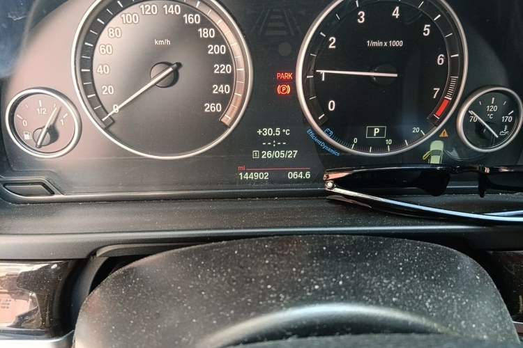 Used BMW 5 Series 2013 525Li Leading Model Odometer Close Up