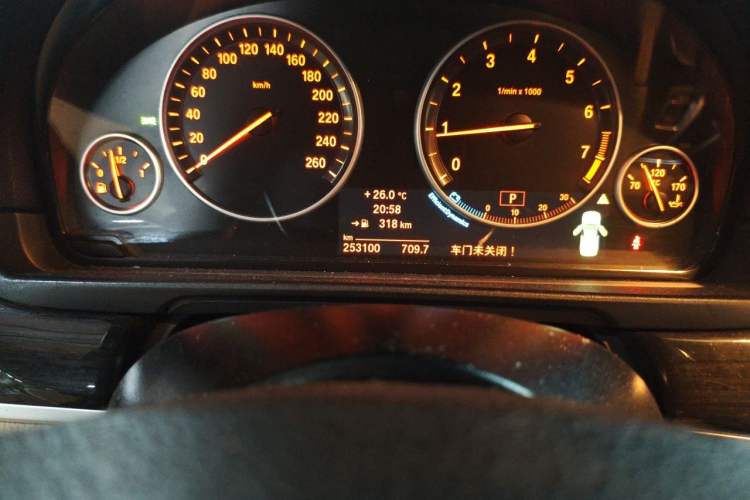 Used BMW 5 Series 2013 525Li Leading Model Odometer Close Up