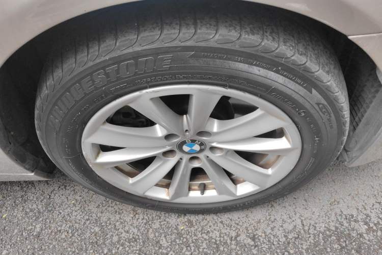 Used BMW 5 Series 2013 520Li Elegant Edition Right Front Wheel Hub