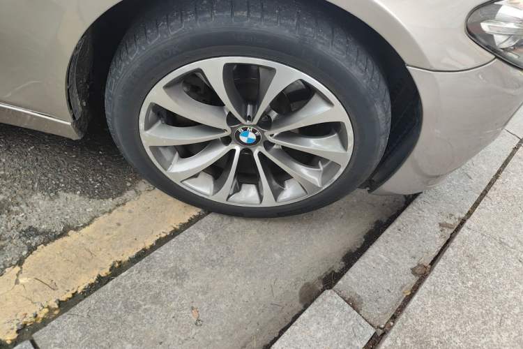 Used BMW 5 Series 2013 525Li Zhuole Edition Right Front Wheel Hub