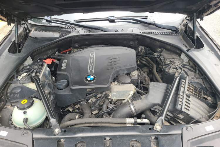 Used BMW 5 Series 2013 525Li Leading Model Engine Bay