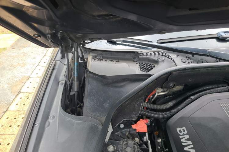 Used BMW 5 Series 2013 525Li Leading Model Engine Bay Right