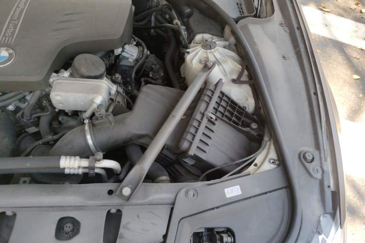 Used BMW 5 Series 2013 525Li Leading Model Engine Bay Left