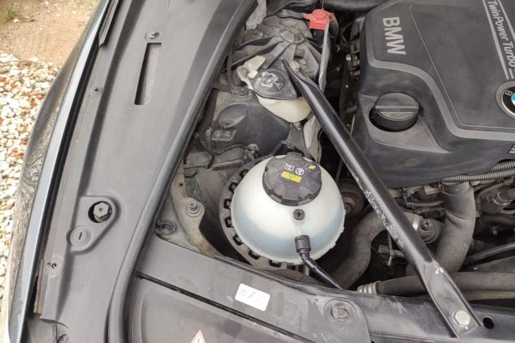 Used BMW 5 Series 2013 525Li Luxury Model Engine Bay Right