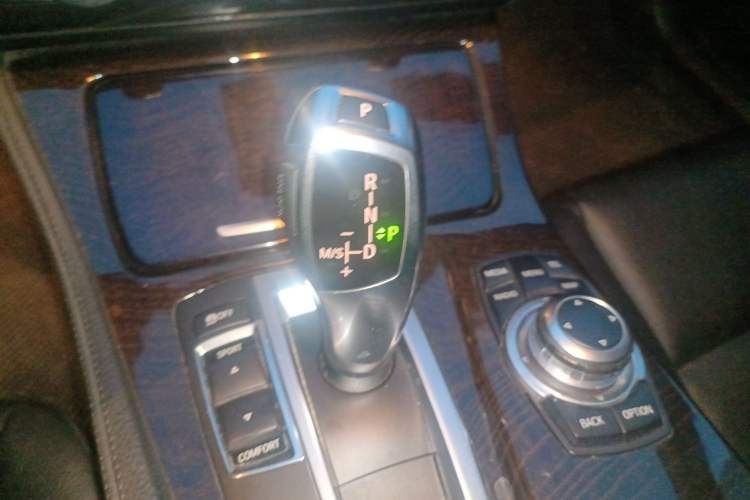 Used BMW 5 Series 2013 530i Luxury Touring Edition Gear Lever