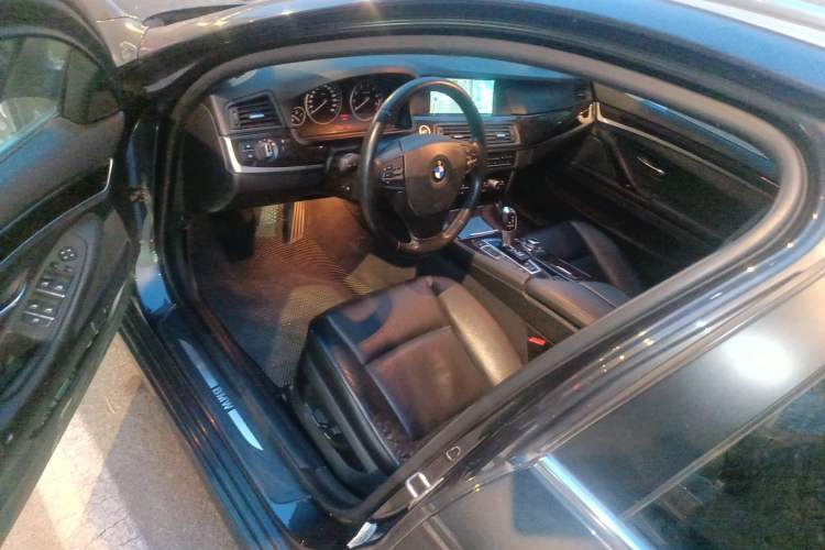 Used BMW 5 Series 2013 530i Luxury Touring Edition Interior 3