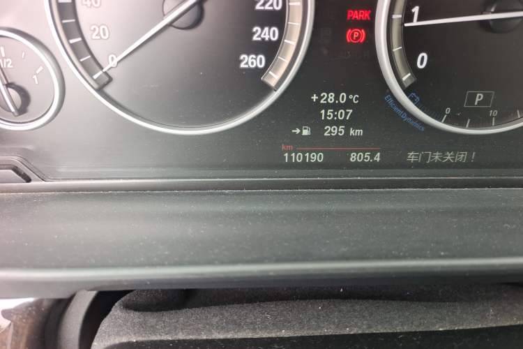 Used BMW 5 Series 2013 525Li Leading Model Odometer Close Up
