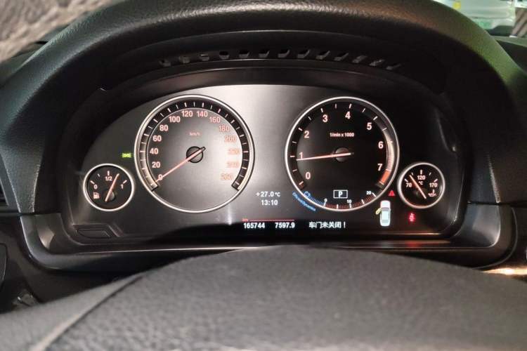 Used BMW 5 Series 2013 525Li Luxury Model Odometer Close Up