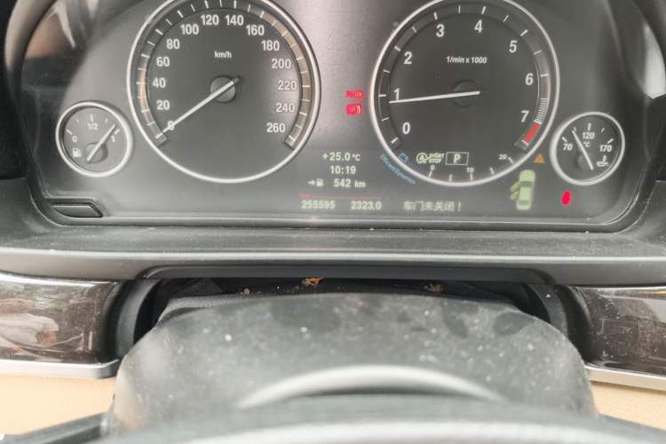 Used BMW 5 Series 2013 525Li Luxury Model Odometer Close Up
