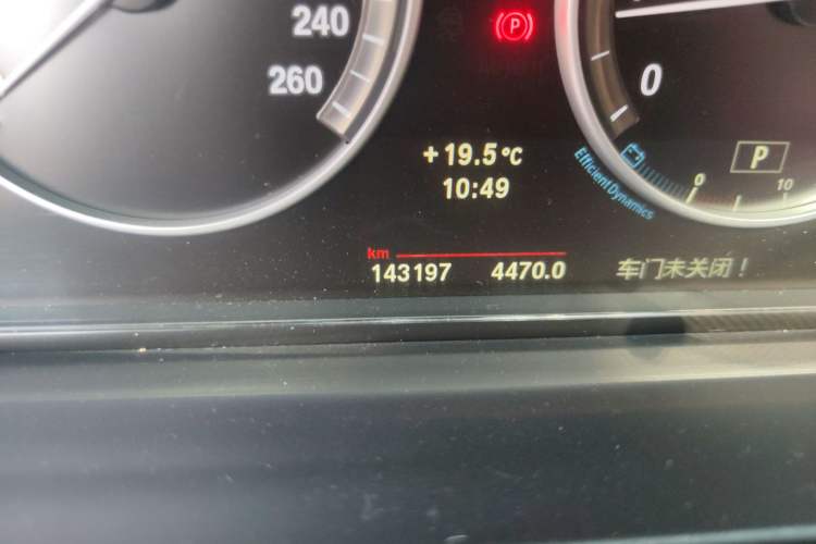 Used BMW 5 Series 2013 525Li Leading Model Odometer Close Up