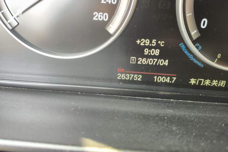 Used BMW 5 Series 2013 525Li Leading Model Odometer Close Up