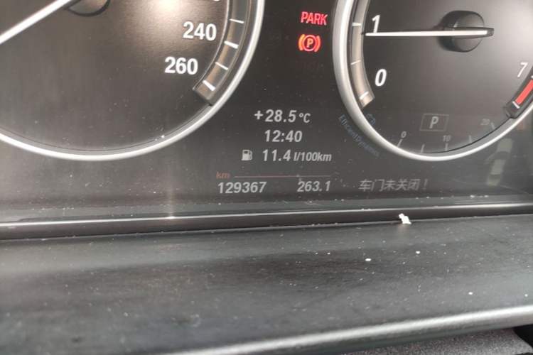 Used BMW 5 Series 2013 525Li Luxury Model Odometer Close Up