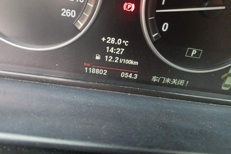 Used BMW 5 Series 2013 525Li Leading Model Odometer Close Up