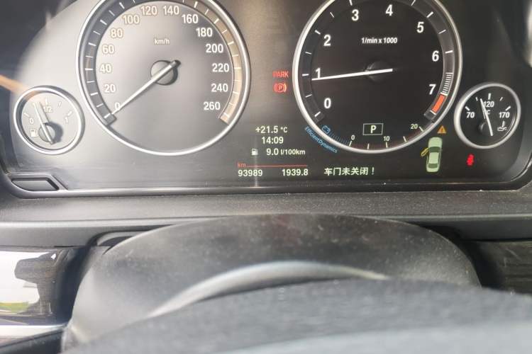 Used BMW 5 Series 2013 525Li Luxury Model Odometer Close Up