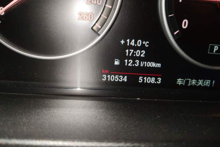 Used BMW 5 Series 2013 525Li Leading Model Odometer Close Up