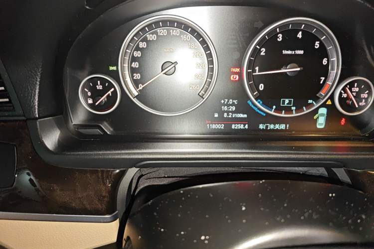 Used BMW 5 Series 2013 525Li Leading Model Odometer Close Up