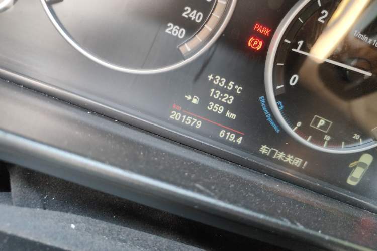 Used BMW 5 Series 2013 525Li Leading Model Odometer Close Up