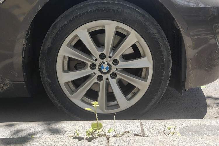 Used BMW 5 Series 2013 520Li Elegant Edition Right Front Wheel Hub