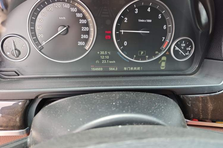 Used BMW 5 Series 2013 530Li Leading Model Odometer Close Up
