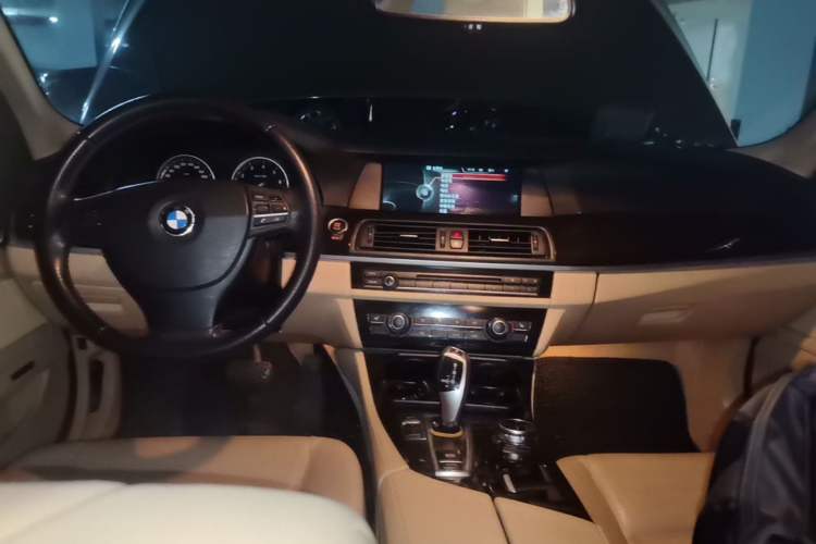 Used BMW 5 Series 2013 525Li Luxury Model Center Console