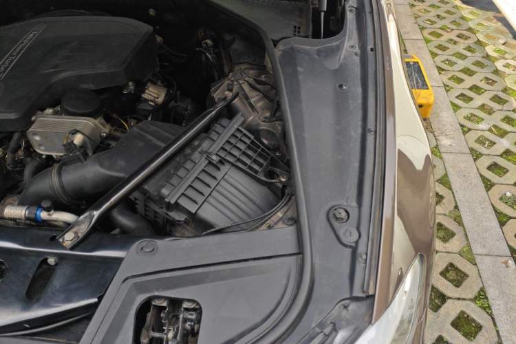 Used BMW 5 Series 2013 525Li Leading Model Engine Bay Left