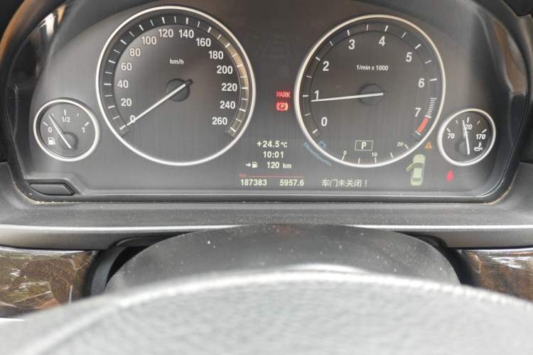 Used BMW 5 Series 2013 525Li Leading Model Odometer Close Up