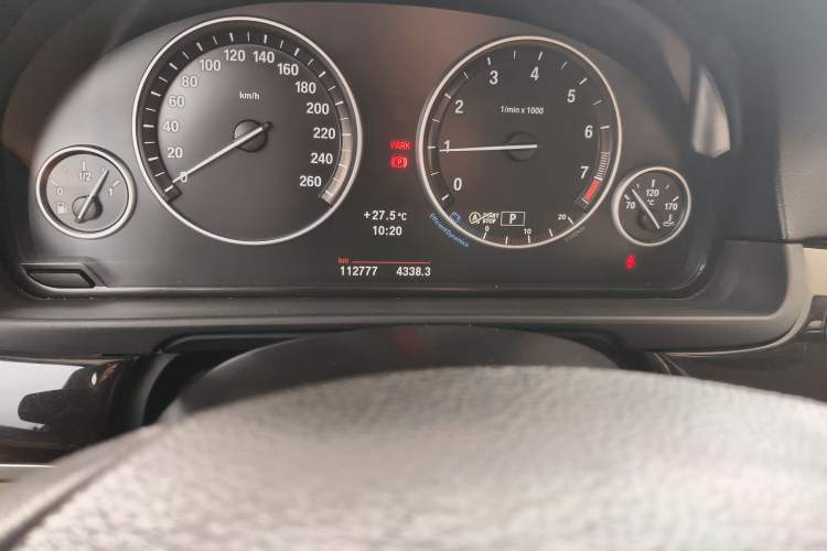 Used BMW 5 Series 2013 525Li Luxury Model Odometer Close Up