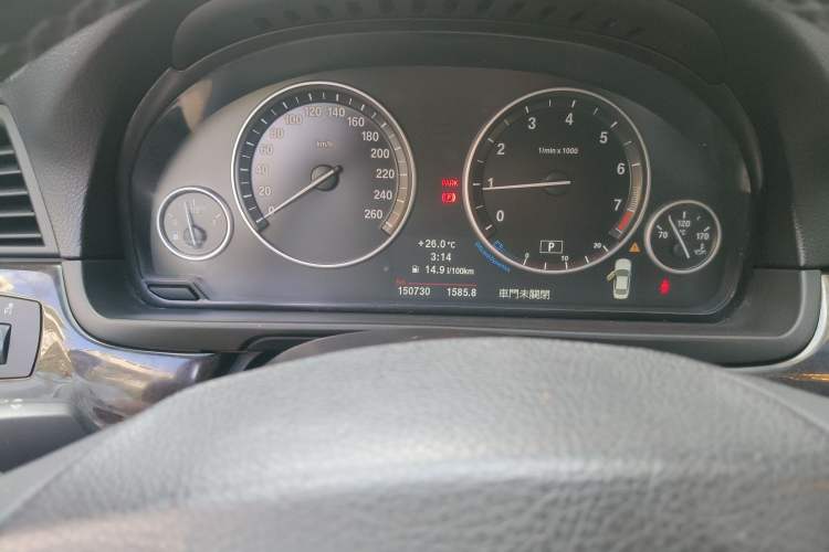 Used BMW 5 Series 2013 525Li Luxury Model Odometer Close Up