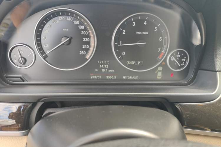 Used BMW 5 Series 2013 525Li Leading Model Odometer Close Up