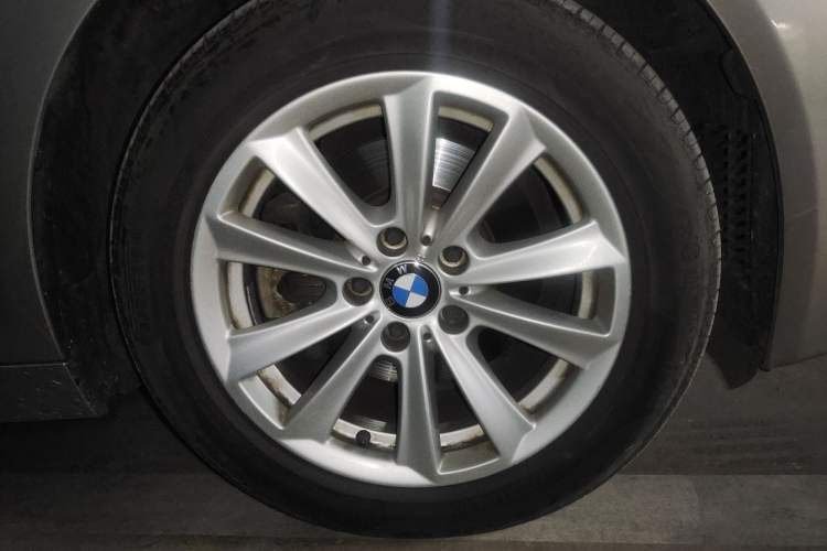 Used BMW 5 Series 2013 520Li Elegant Edition Right Front Wheel Hub
