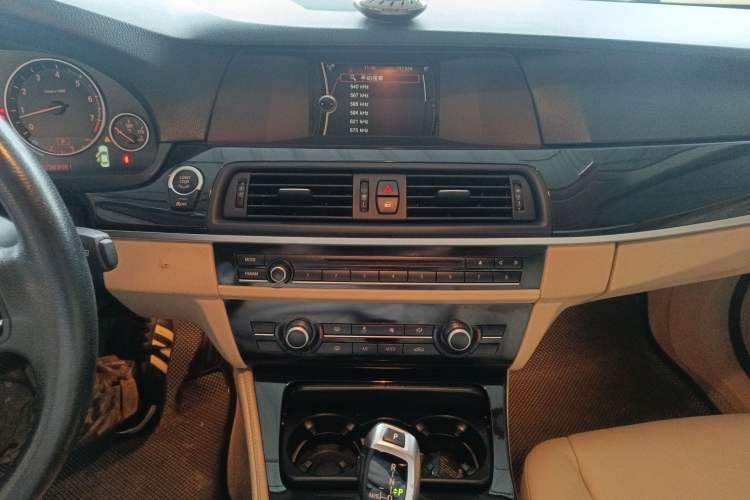Used BMW 5 Series 2013 520Li Elegant Edition Audio And AC Panel