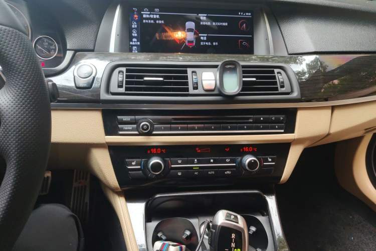 Used BMW 5 Series 2013 525Li Luxury Model Audio And AC Panel