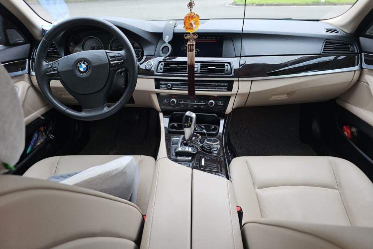 Used BMW 5 Series 2013 525Li Luxury Model Center Console