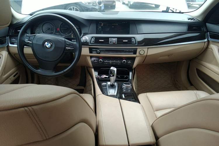 Used BMW 5 Series 2013 525Li Luxury Model Center Console