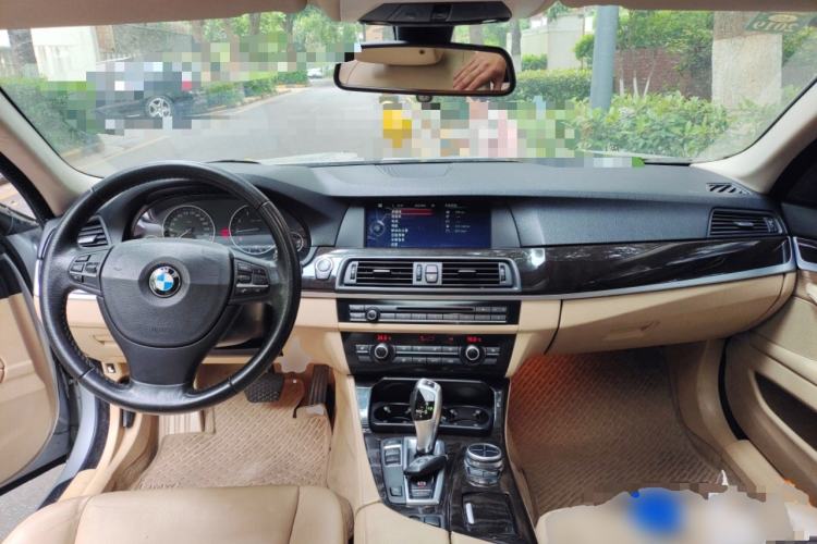 Used BMW 5 Series 2013 525Li Luxury Model Center Console