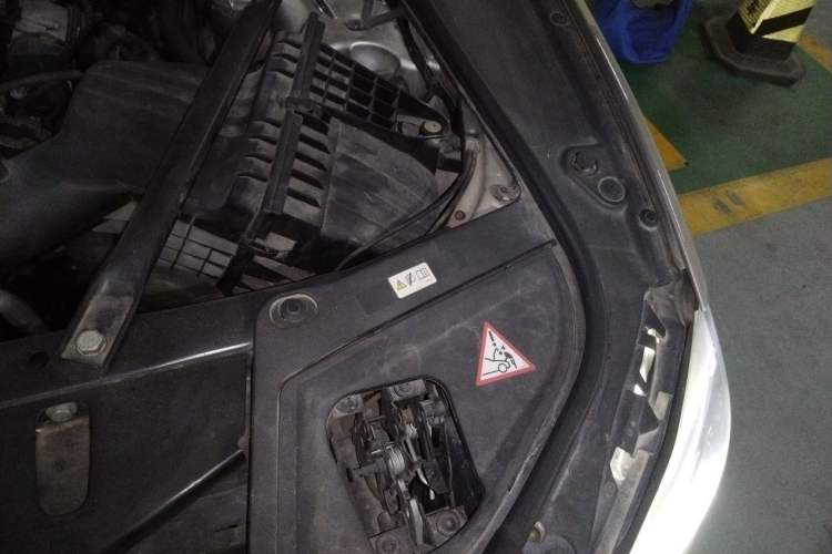 Used BMW 5 Series 2013 525Li Leading Model Engine Bay Left