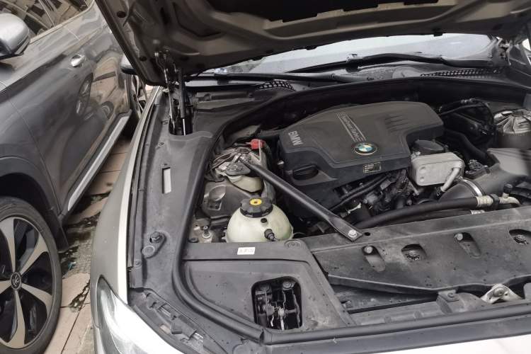 Used BMW 5 Series 2013 525Li Leading Model Engine Bay Right