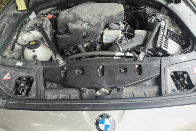 Used BMW 5 Series 2013 525Li Leading Model Engine Bay