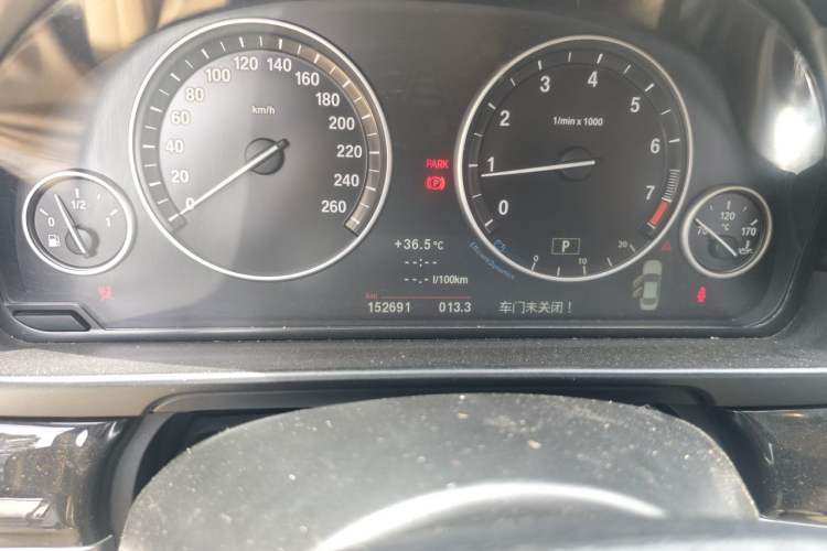 Used BMW 5 Series 2013 525Li Luxury Model Odometer Close Up